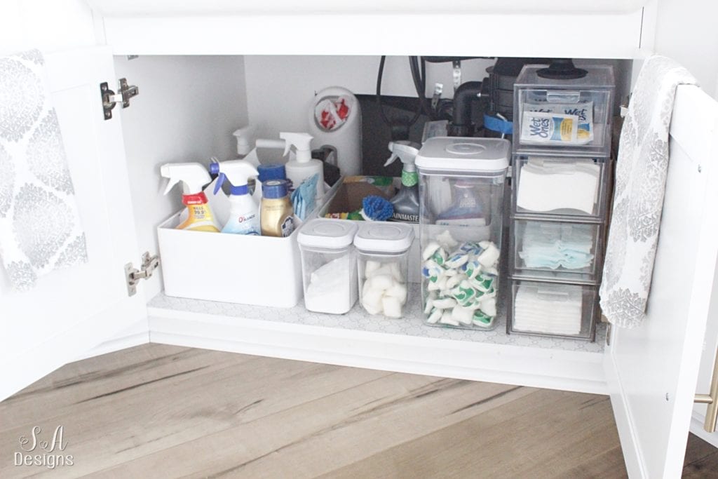 https://summeradams.com/wp-content/uploads/2018/01/How-To-Beautifully-Organize-Under-Your-Kitchen-Sink-4-1024x683.jpg