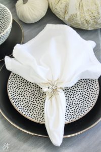 walmart dinnerware, affordable dinnerware, glam modern dinnerware, modern place settings, velvet pumpkins, black and white halloween table, white cloth dinner napkin, gold jewel spider napkin ring, halloween napkin ring