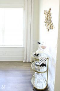 walmart dinnerware, affordable dinnerware, glam modern dinnerware, modern place settings, velvet pumpkins, black and white halloween table, white cloth dinner napkin, gold jewel spider napkin ring, halloween napkin rings, gold flatware, clear goblets gold rimmed