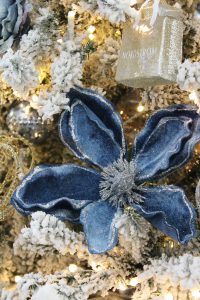 white and gold decor, glam christmas, white walls, ginger jars, classy christmas, christmas blogger tour, white sofas, custom pillow covers, flocked christmas tree, flocked garland christmas mantel, velvet blue magnolia christmas stems michaels