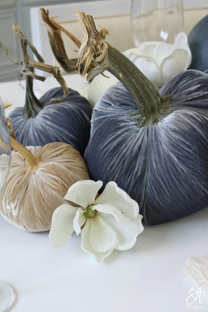 blue velvet hot skwash pumpkins, fall tablescape, fall table decor